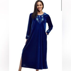La Cera Velour Peacock Novelty Embroidered Nightgown size Small